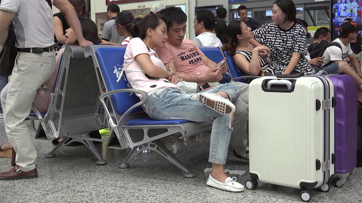 眼前出现这么一双大白脚，你会盯着看吗？-日更街拍