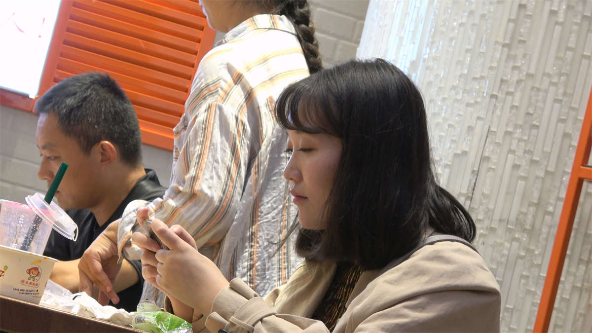 脚很美的极品辣妈-日更街拍