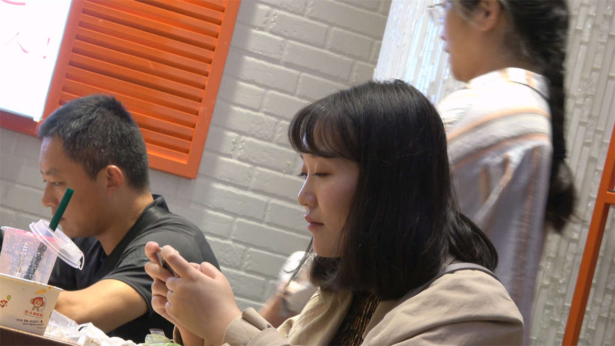 图片[2]-脚很美的极品辣妈-日更街拍