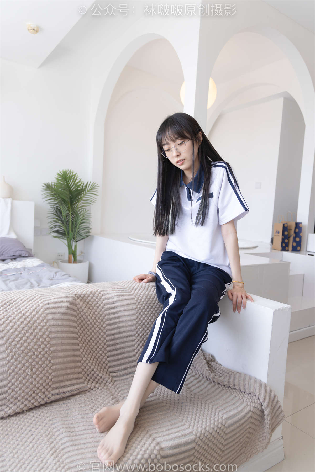 图片[2]-袜啵啵 No.207 稚予-aj板鞋、白棉袜、油亮白丝（脚尖透明款）、校服裤里丝 花絮版-日更街拍