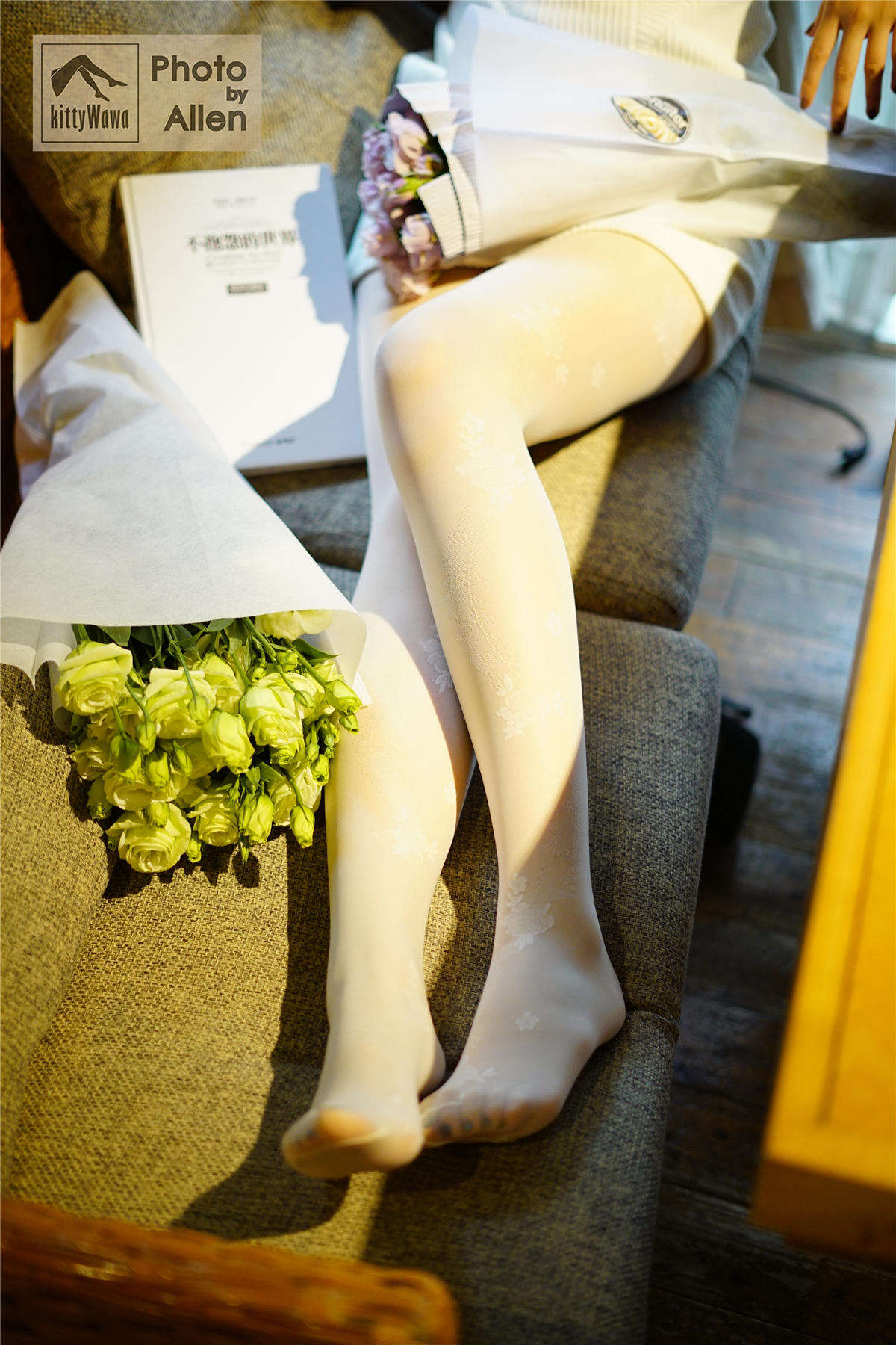 图片[2]-kittyWawa袜小喵 KT025 被花耽误的一期-日更街拍