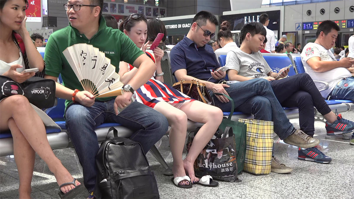 图片[2]-面对这种肆意的挑逗，你还有心思好好等车吗？-日更街拍