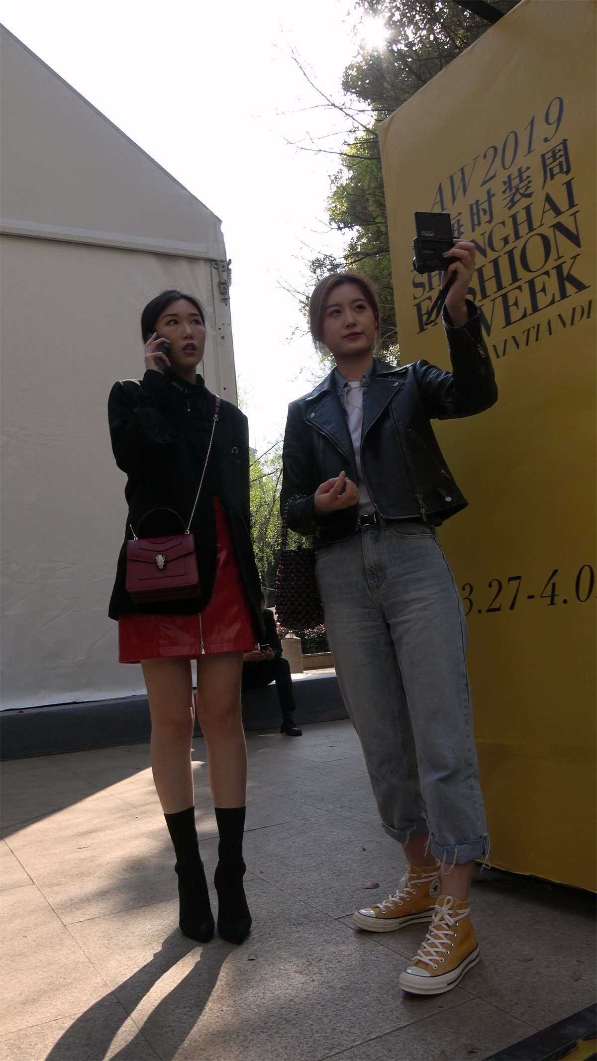 红色皮短裙短靴天生丽质美女-日更街拍