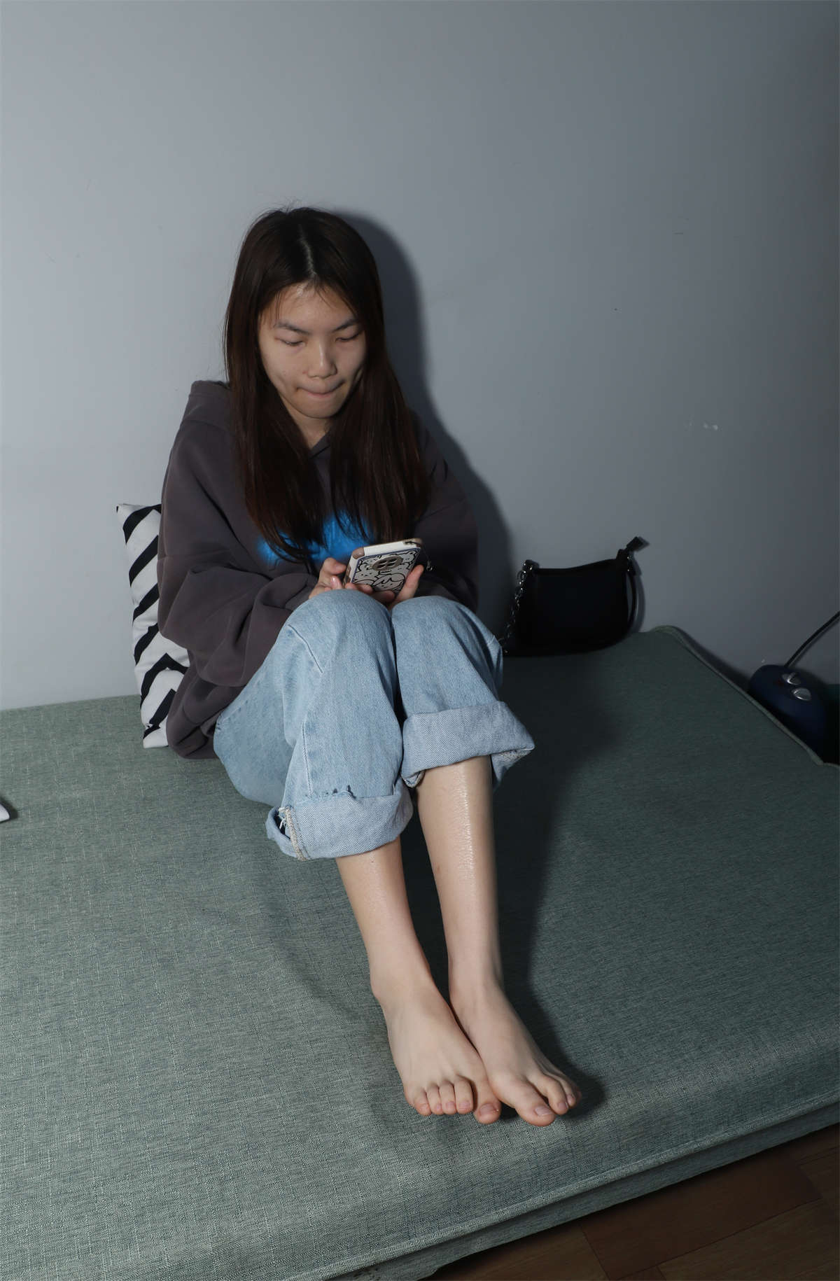 aapary摄影 No.074 大学生莹莹雪白美脚+食物系-日更街拍