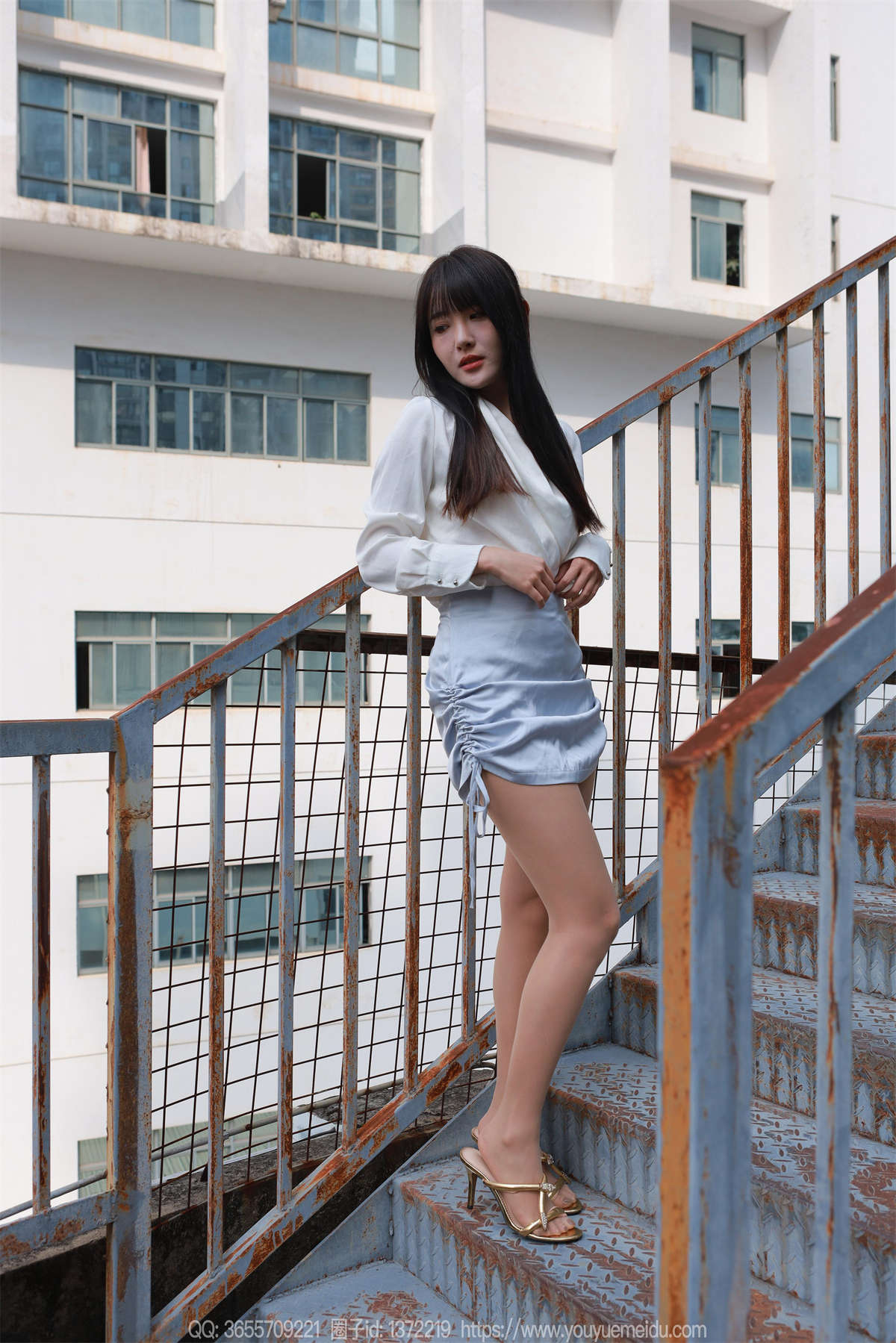 图片[2]-IESS异思趣向 2024.11.08 丝享家1893：婉萍 蓝色短裙（上）-日更街拍