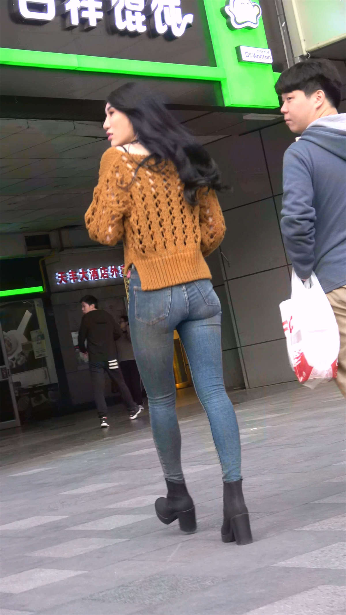 极度紧绷的牛仔裤性感美女-日更街拍