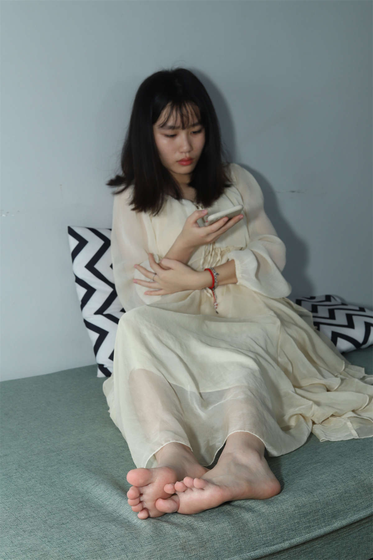 图片[2]-aapary摄影 No.054 彩欣穿上可爱裙子展示美脚-日更街拍