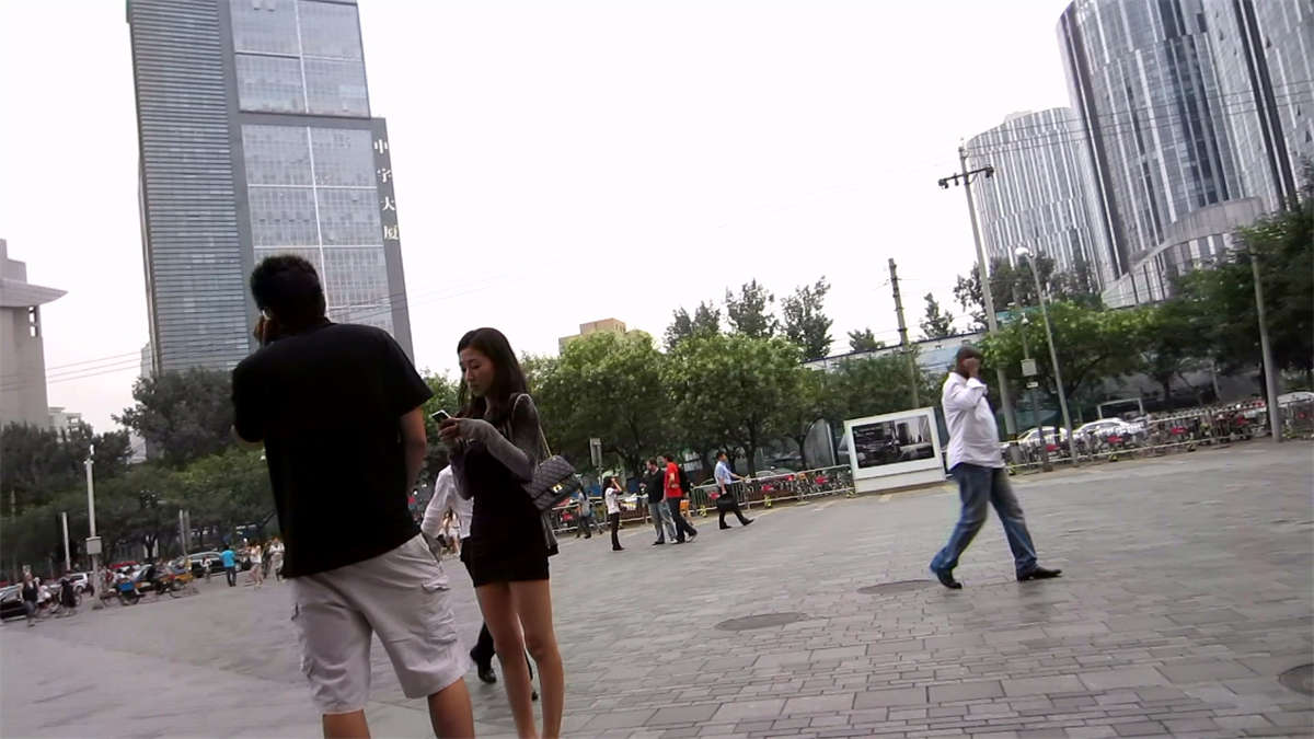 图片[2]-性感苗条身材,超短紧身齐B裙美女-日更街拍