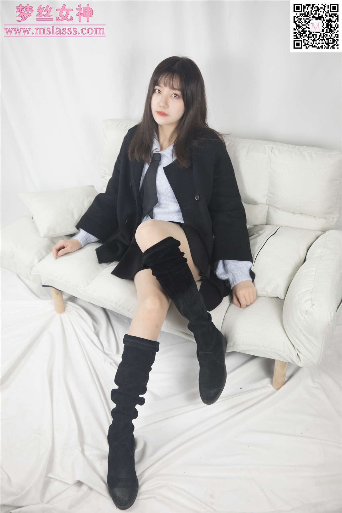 2020.01.07 小盐 黑风衣下的美腿-日更街拍