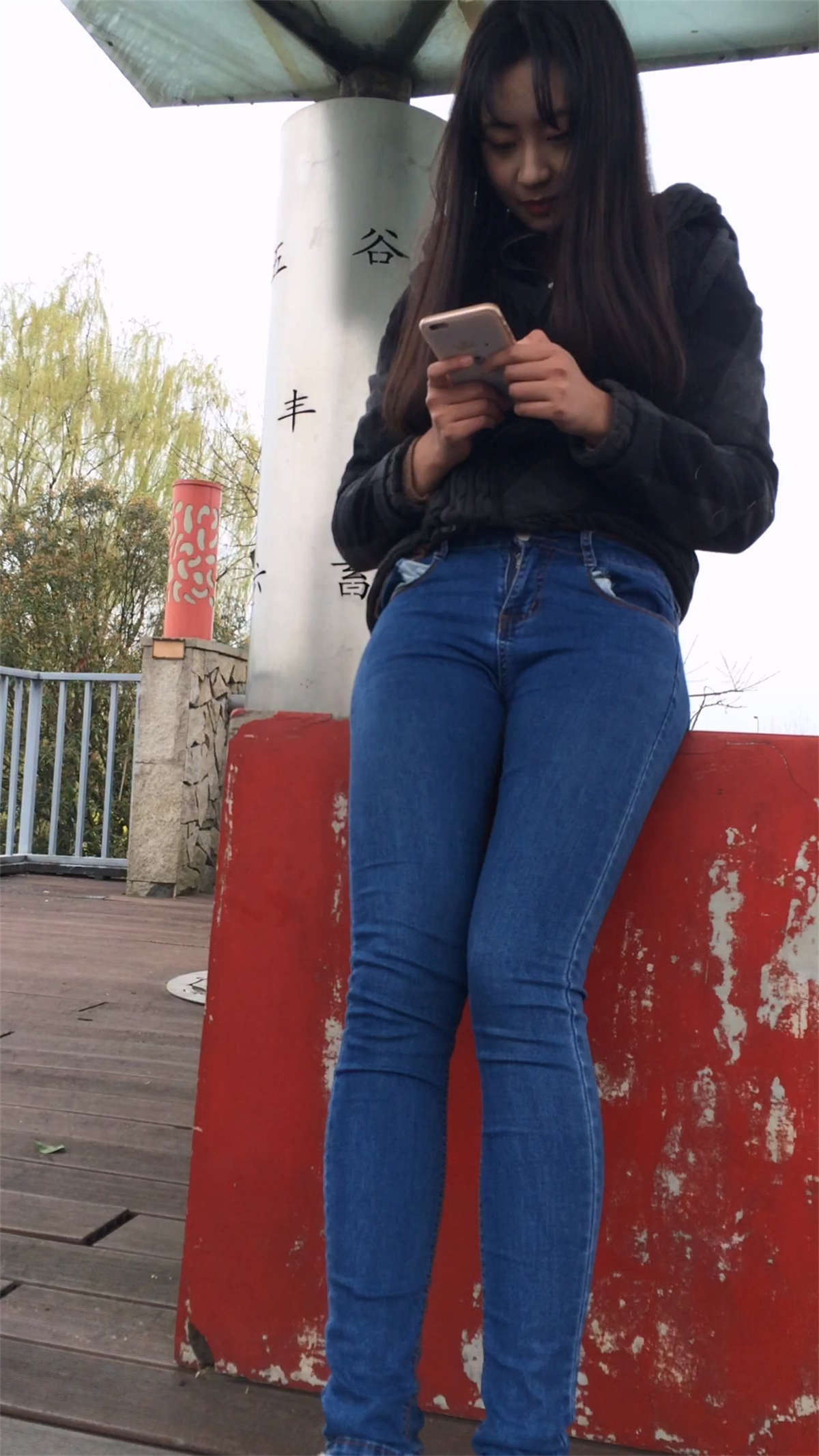 图片[2]-紧身蓝牛妹子-日更街拍