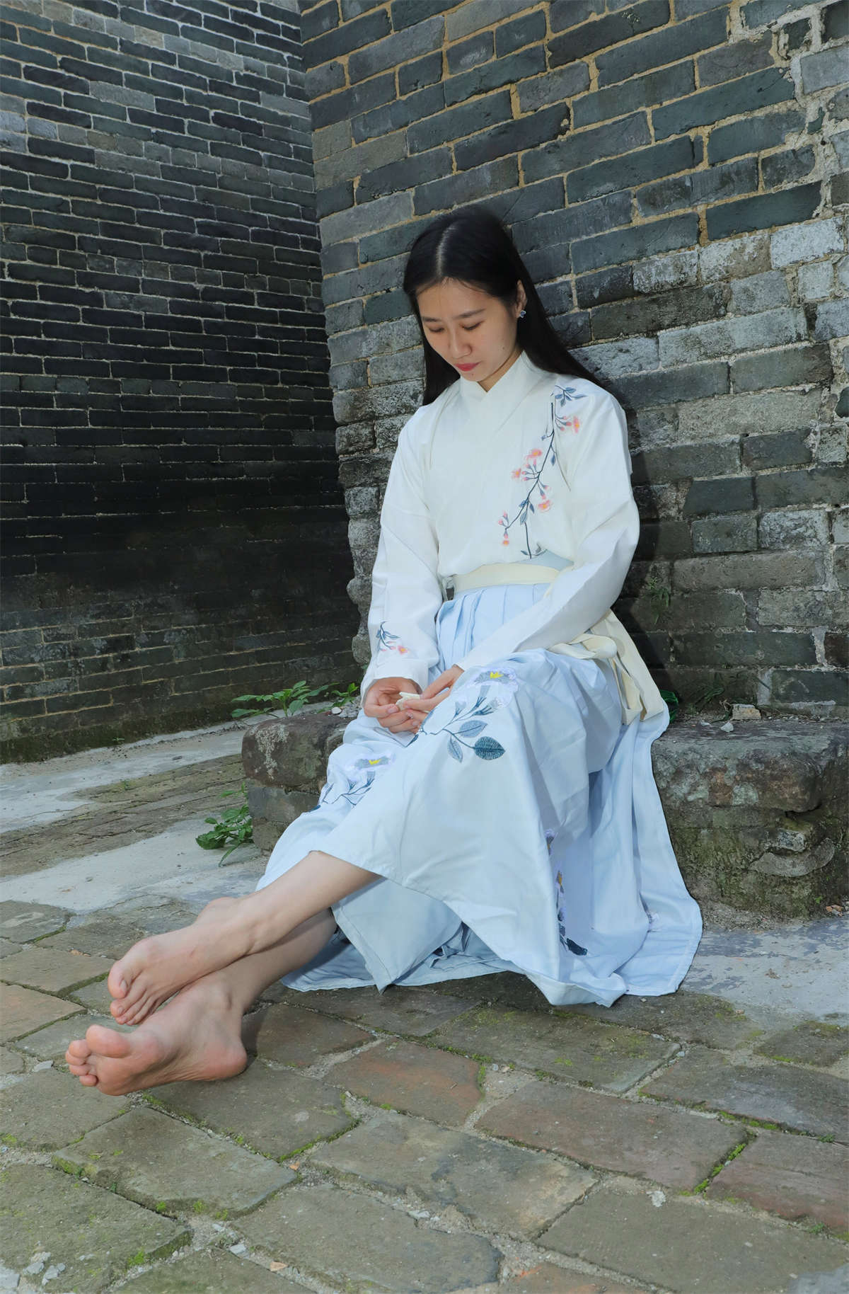 图片[2]-aapary摄影 No.075 极品美女小芳穿上汉服古镇赤脚-日更街拍