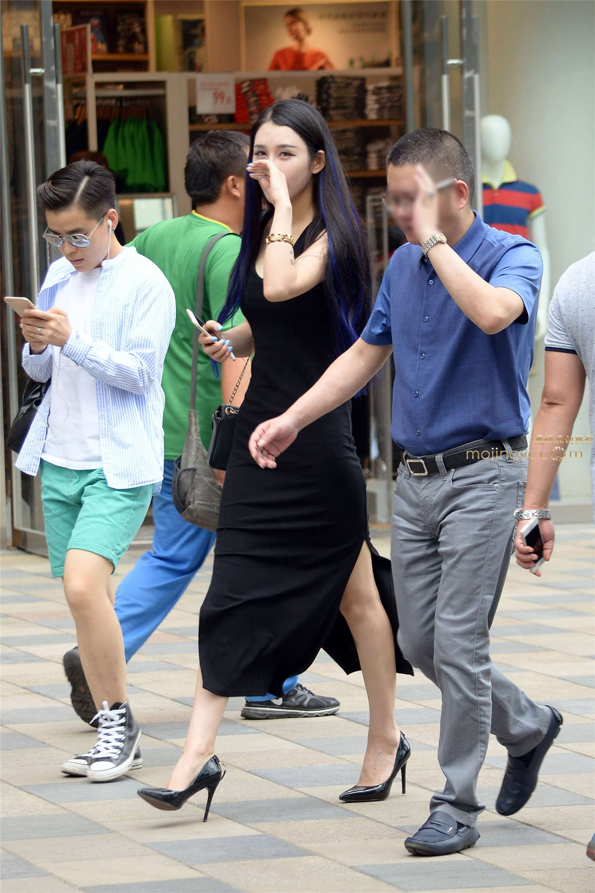 16.7.23 身材窈窕紧身黑色连衣裙高跟美女-日更街拍