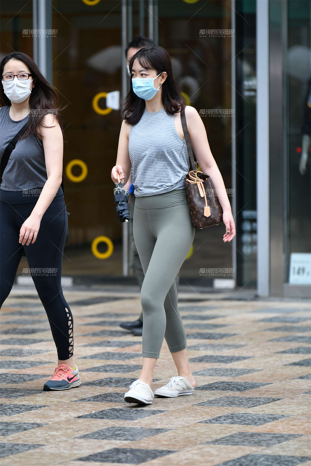 ★雨中瑜伽裤美女★插图1