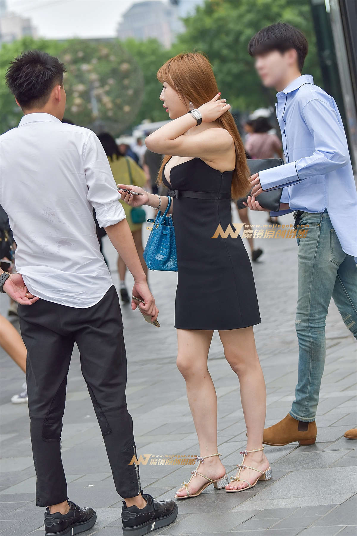 性感丰满的吊带裙美女-日更街拍