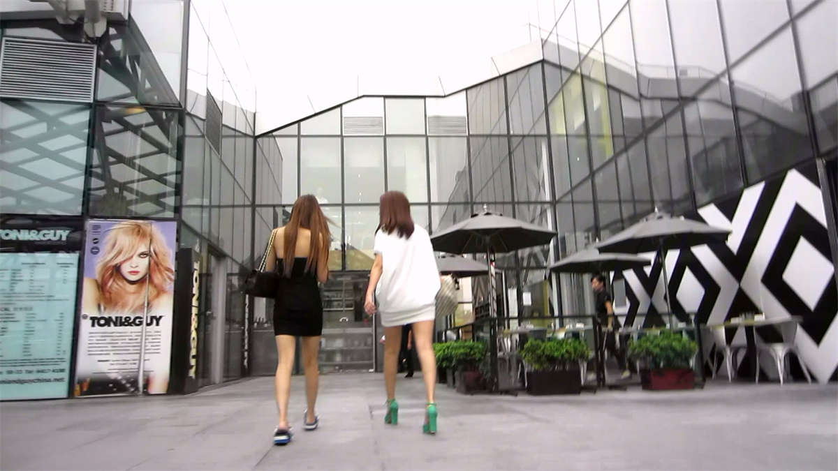 图片[2]-一黑一白两个短裙美眉-日更街拍