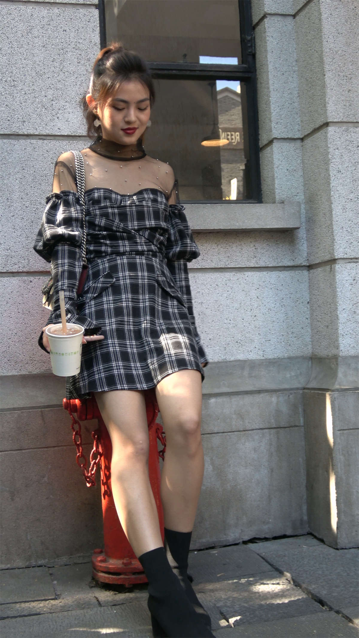 短靴短裙时尚美女-日更街拍