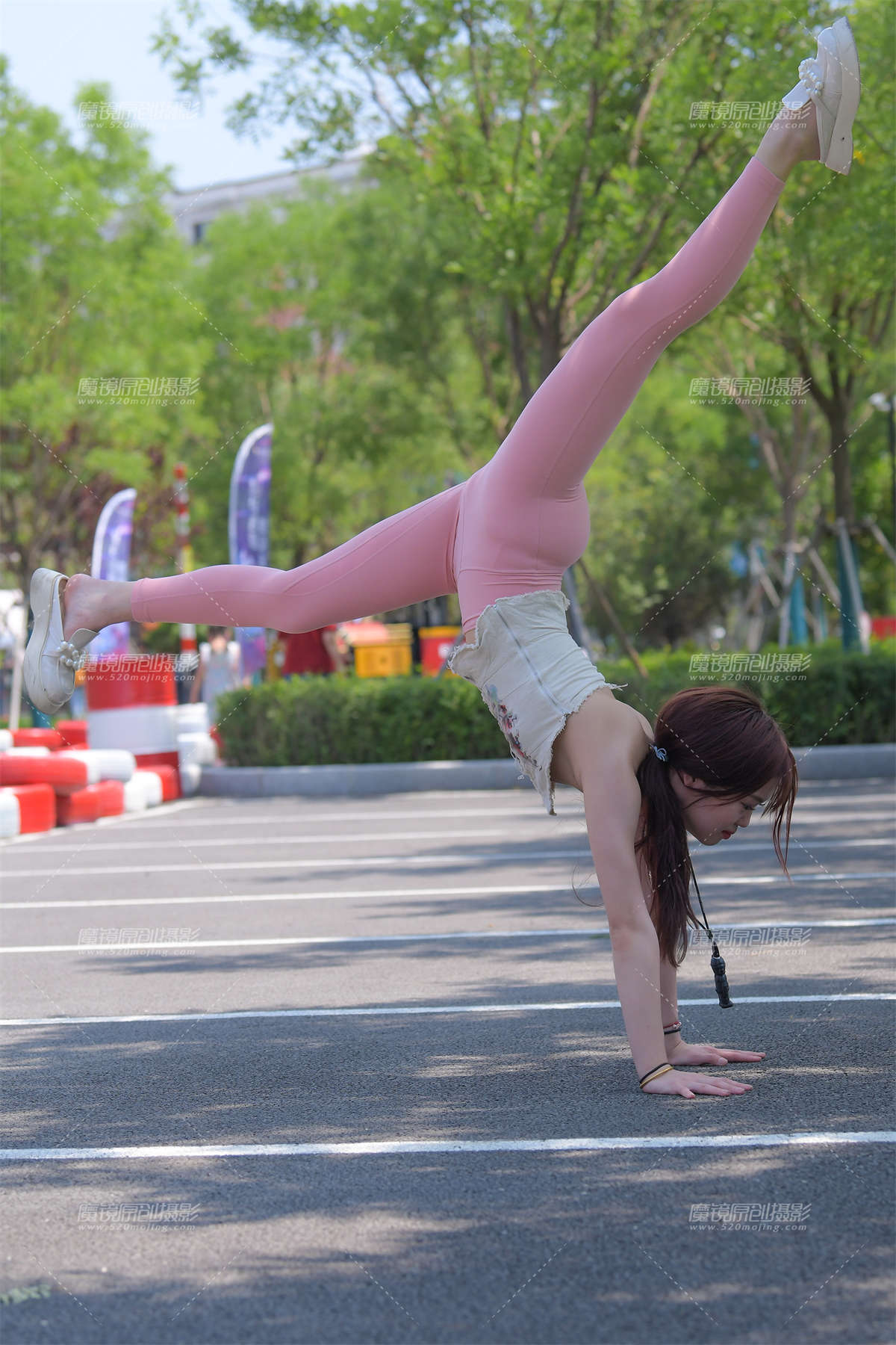 图片[2]-灵动的粉裤美眉-日更街拍