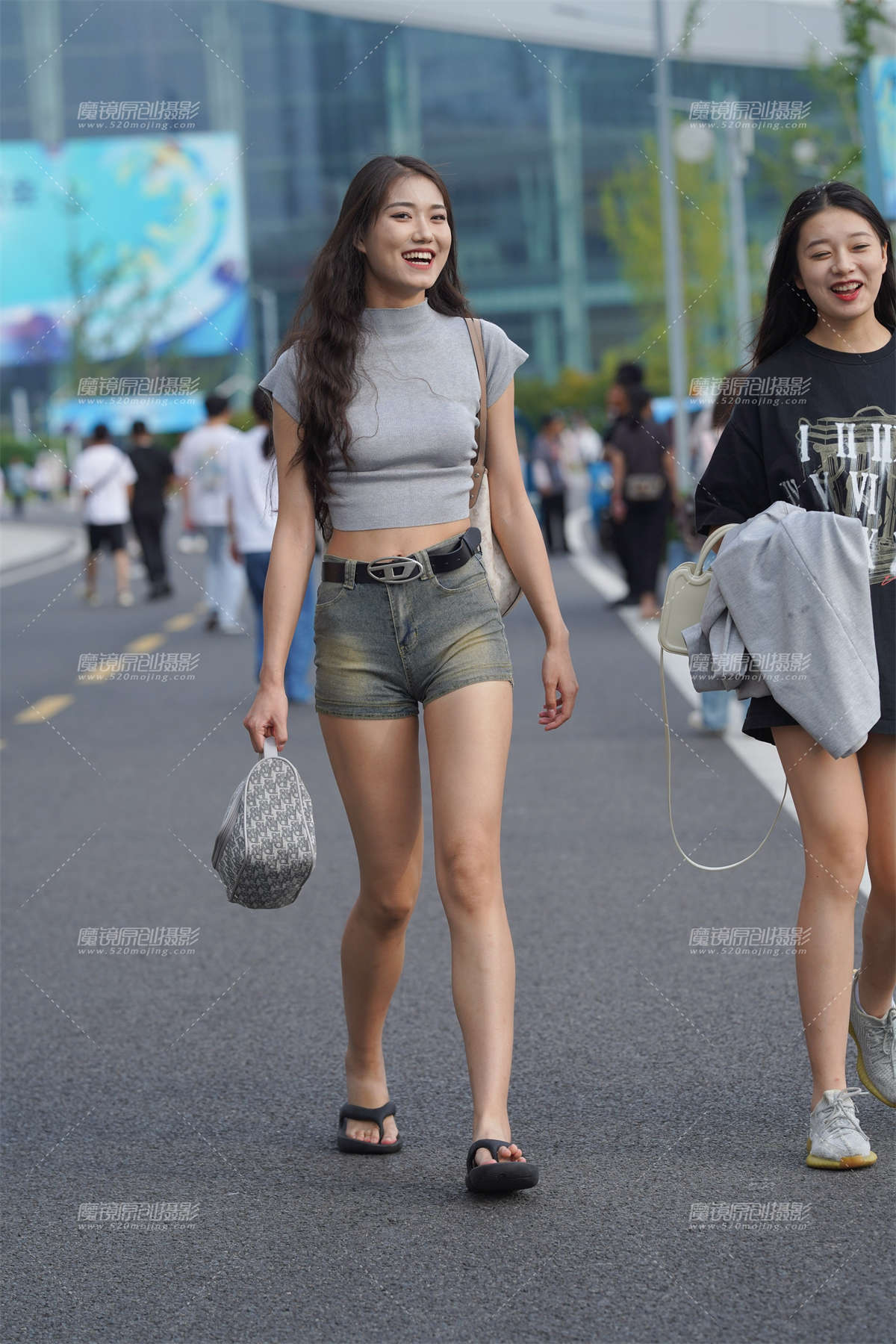 热裤大长腿-日更街拍