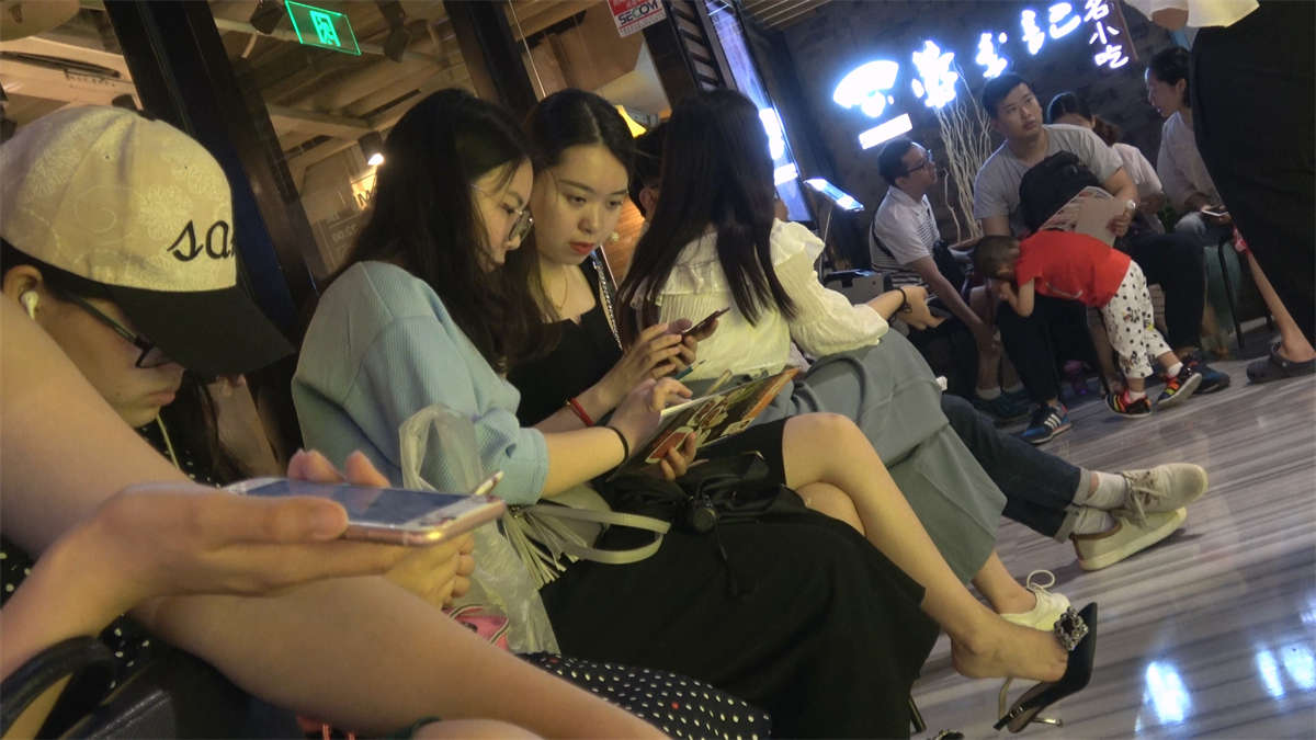 高跟鞋美女挑鞋美的很-日更街拍
