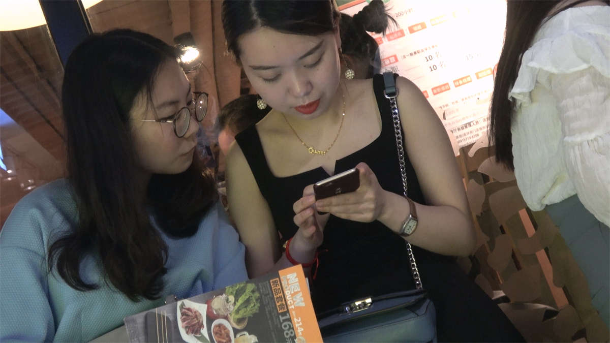 图片[2]-高跟鞋美女挑鞋美的很-日更街拍