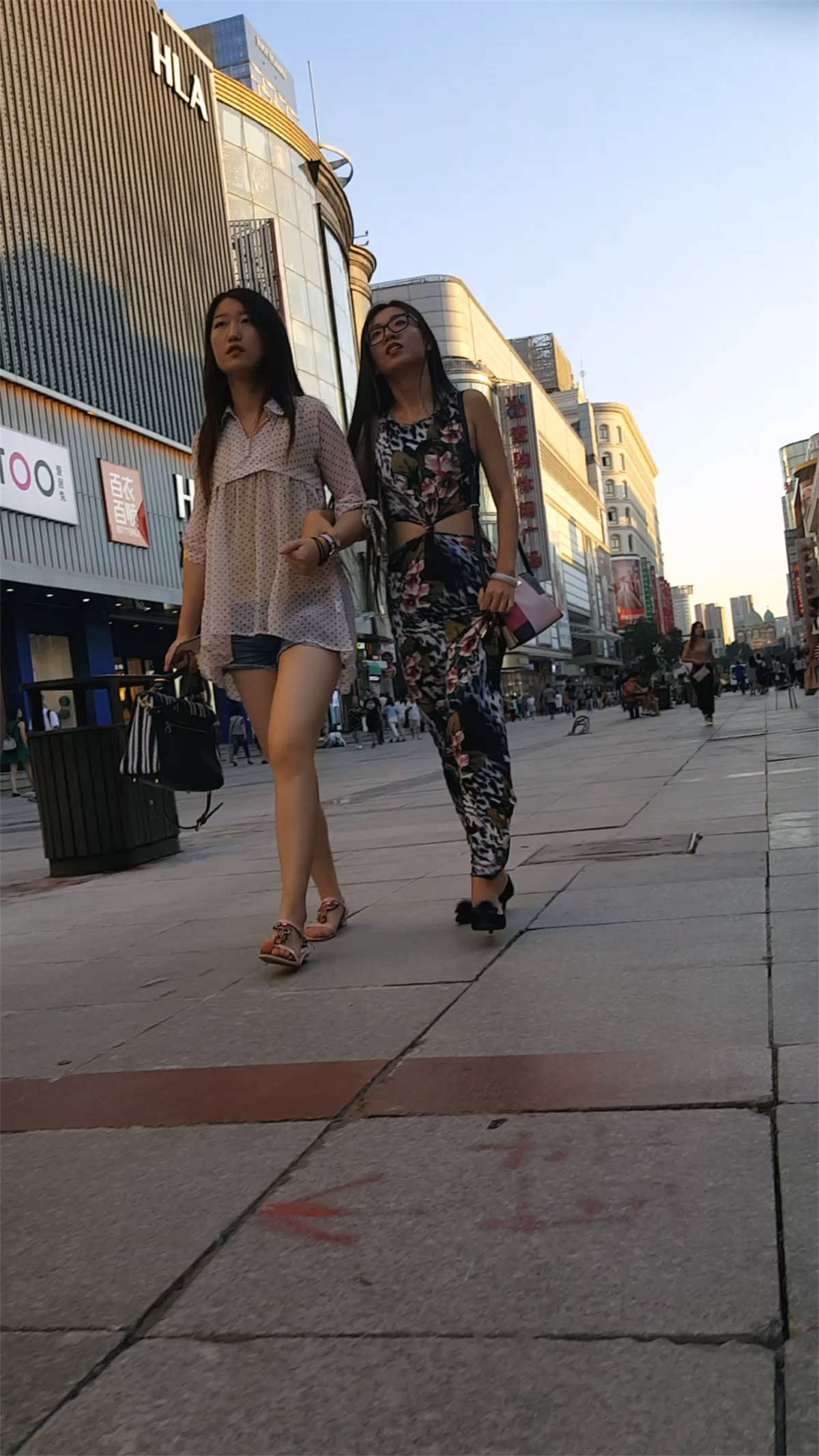 宽松花长裙长发漂亮美女逛街-日更街拍