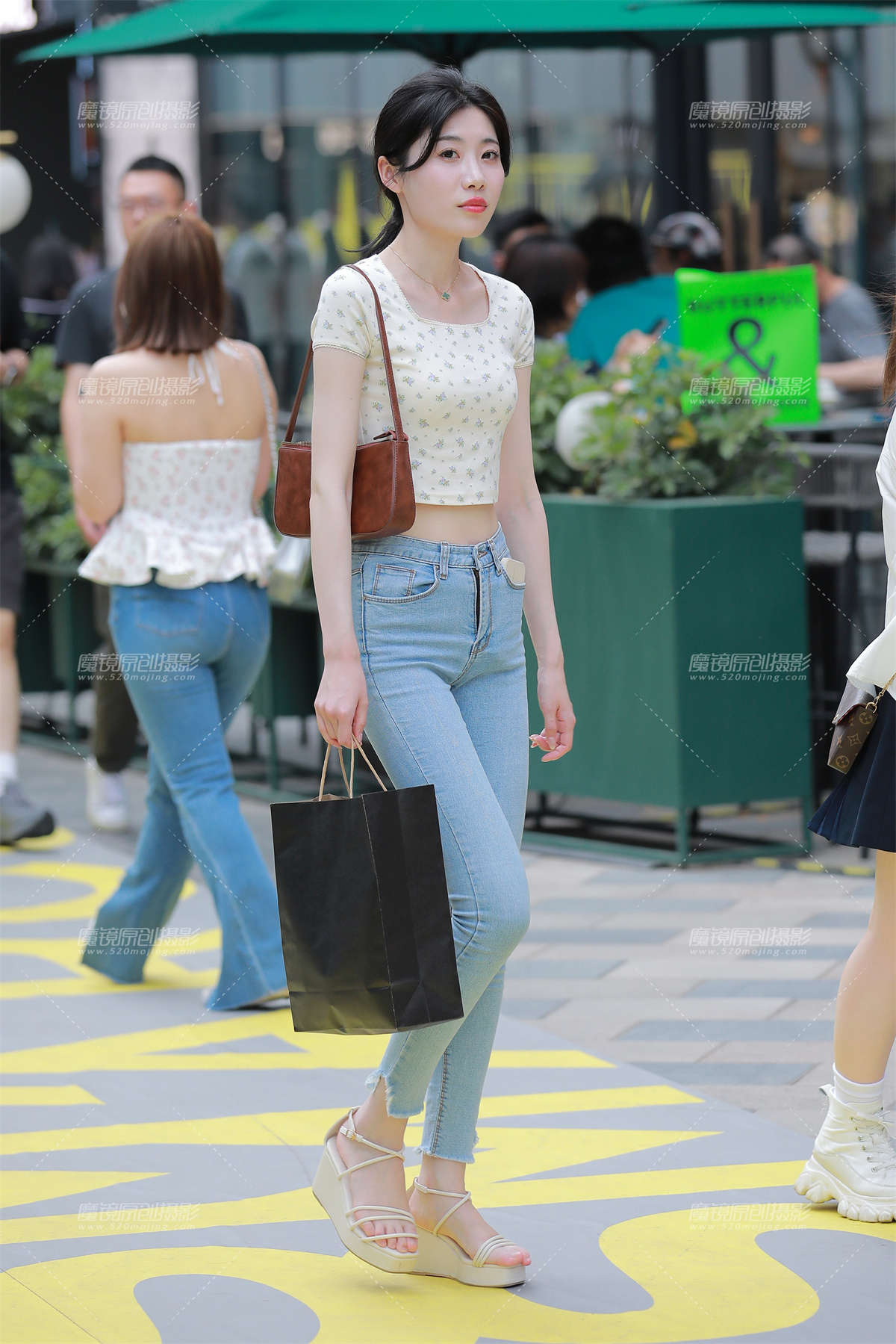 图片[2]-【玻璃街拍】高挑牛仔裤小姐姐-日更街拍