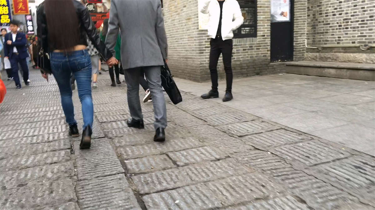 图片[2]-红衣紧身皮裤妹子圆屁股饱满坚挺-日更街拍