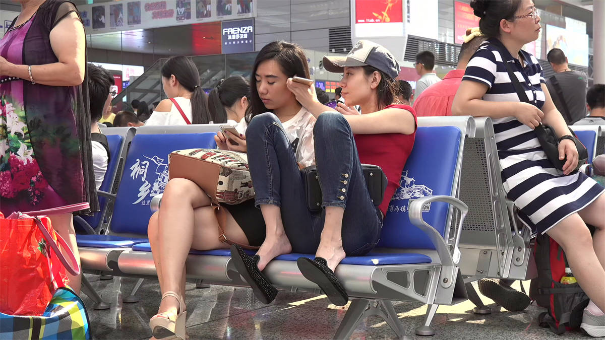 图片[2]-美女玉足半露，这应该也算挑鞋吧-日更街拍