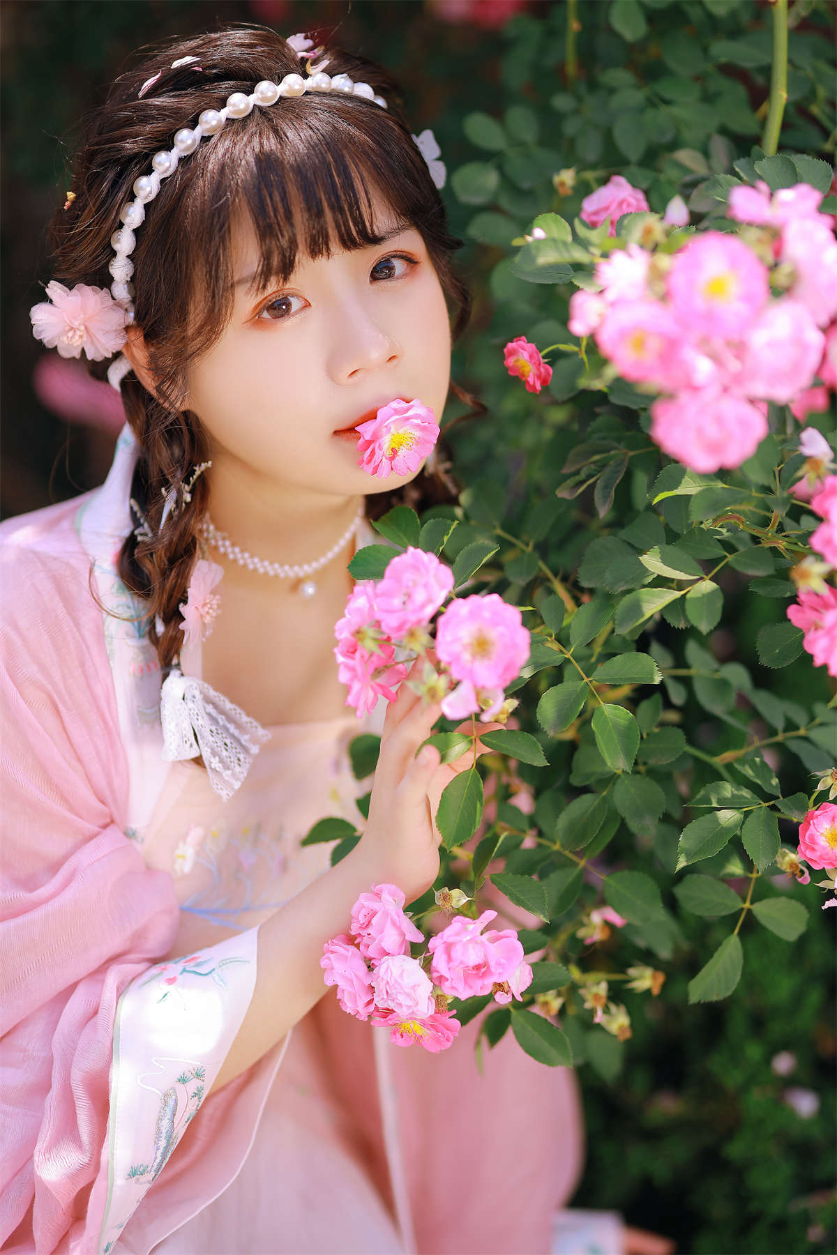 YITUYU艺图语 2022.08.20 吻花香 Suky喜欢软绵绵毛茸茸的团子-日更街拍
