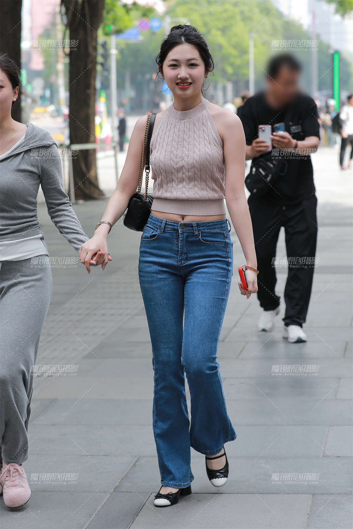 搭讪蓝色牛仔裤美女-日更街拍