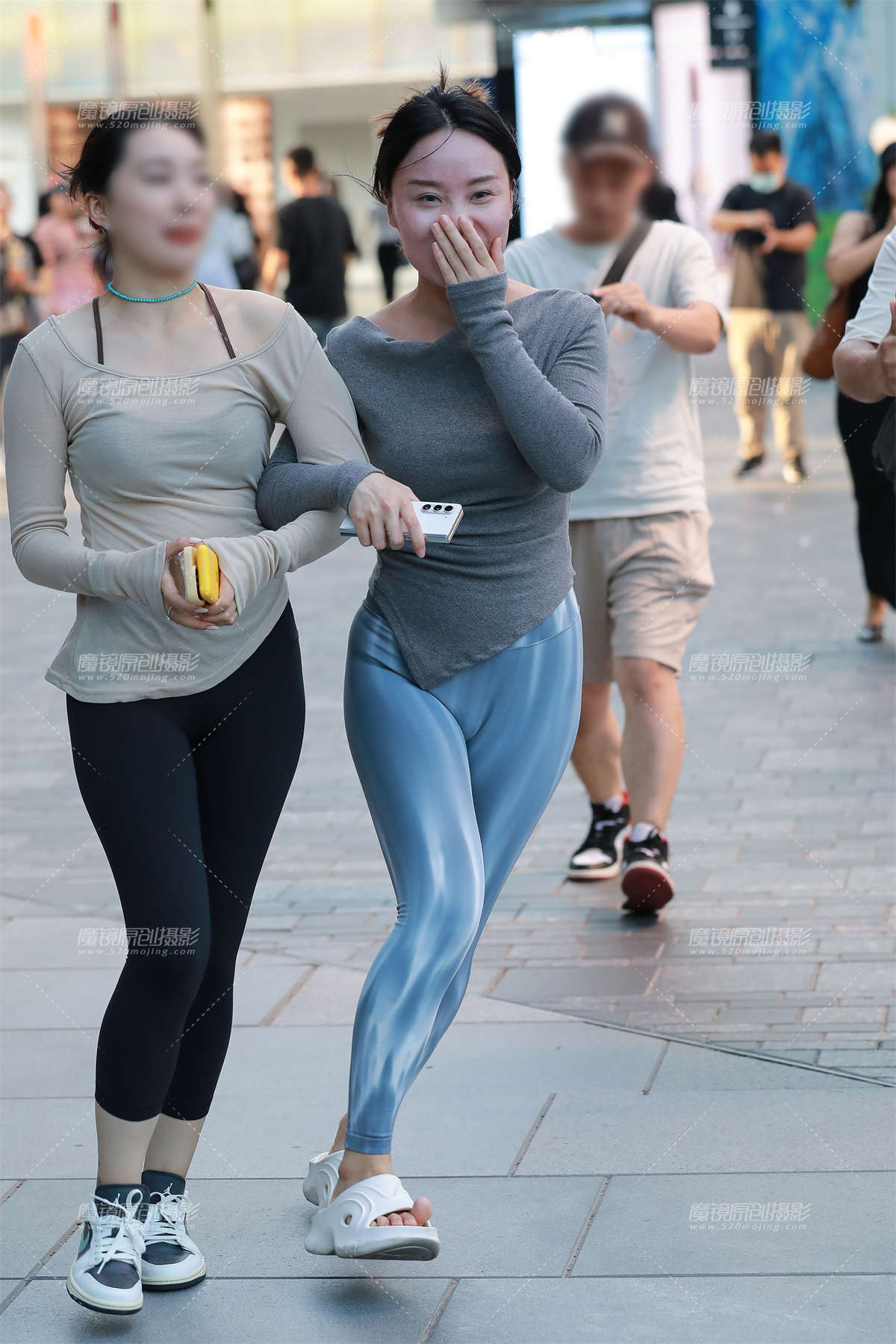 灰色性感瑜伽裤-日更街拍