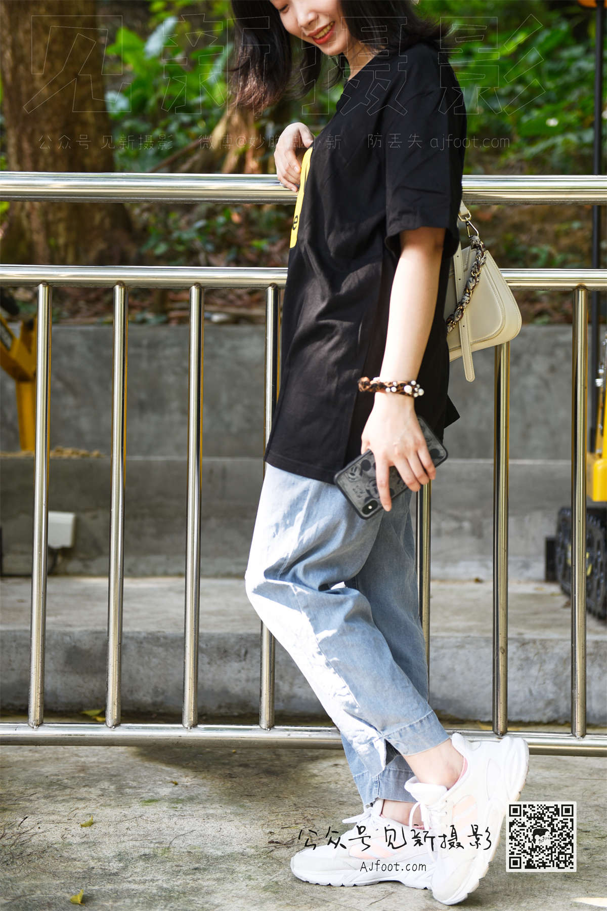 见新摄影 No.017 大学护理美女户外牛仔裤棉袜-日更街拍