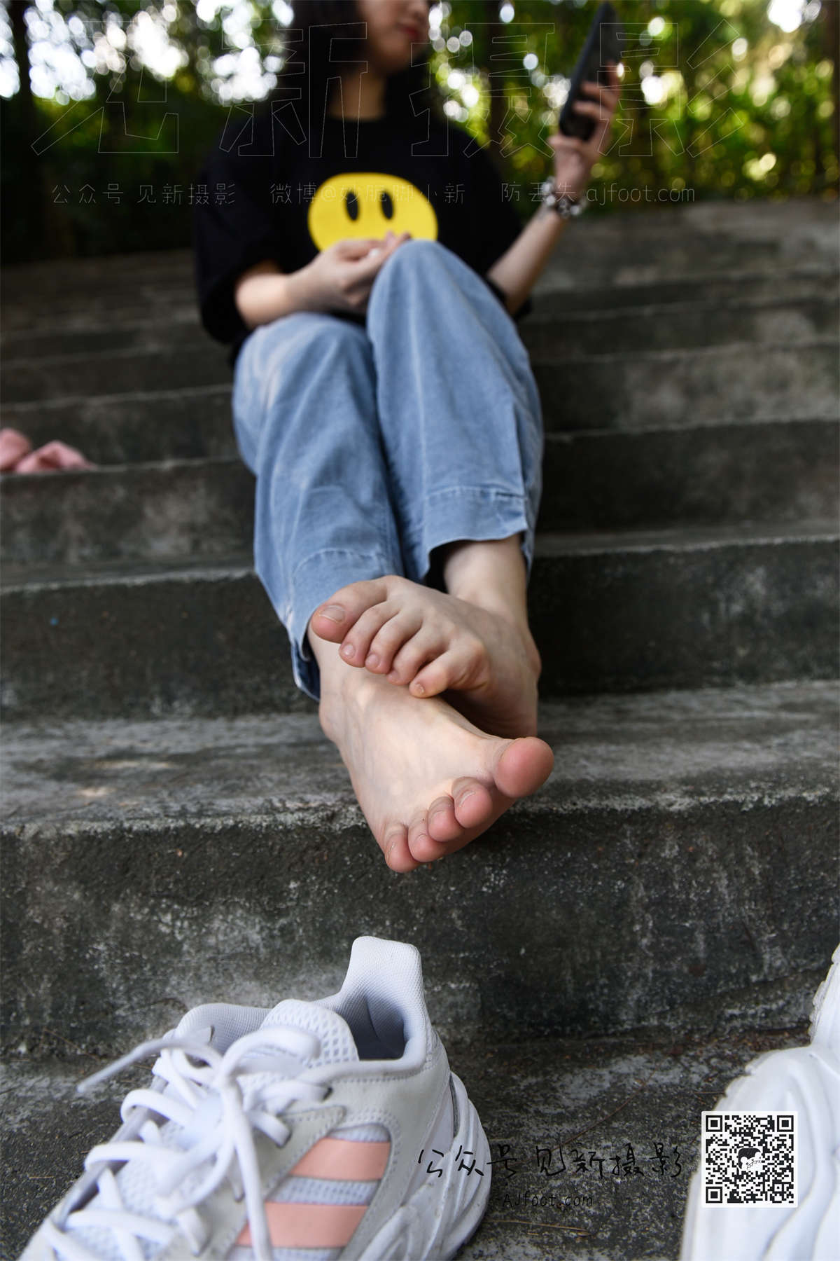 图片[2]-见新摄影 No.017 大学护理美女户外牛仔裤棉袜-日更街拍