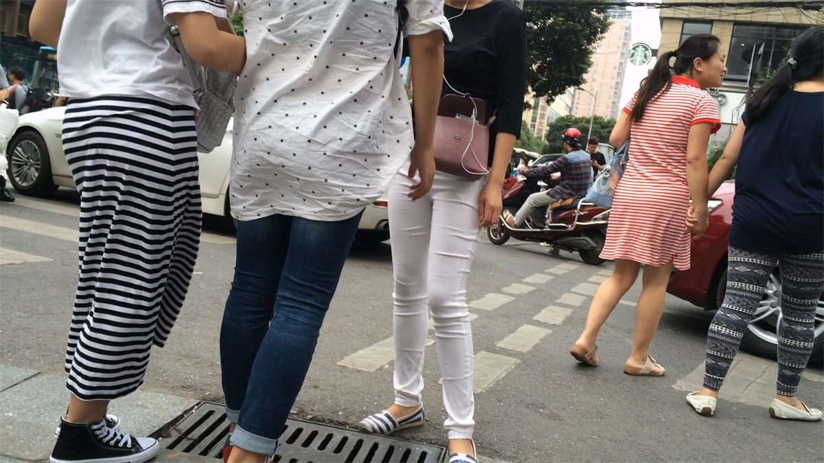 极品紧身白裤MM-日更街拍