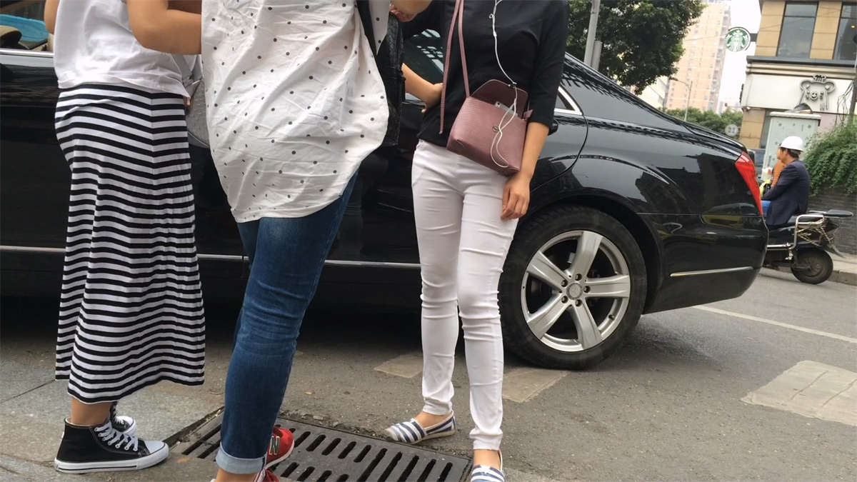 图片[2]-极品紧身白裤MM-日更街拍