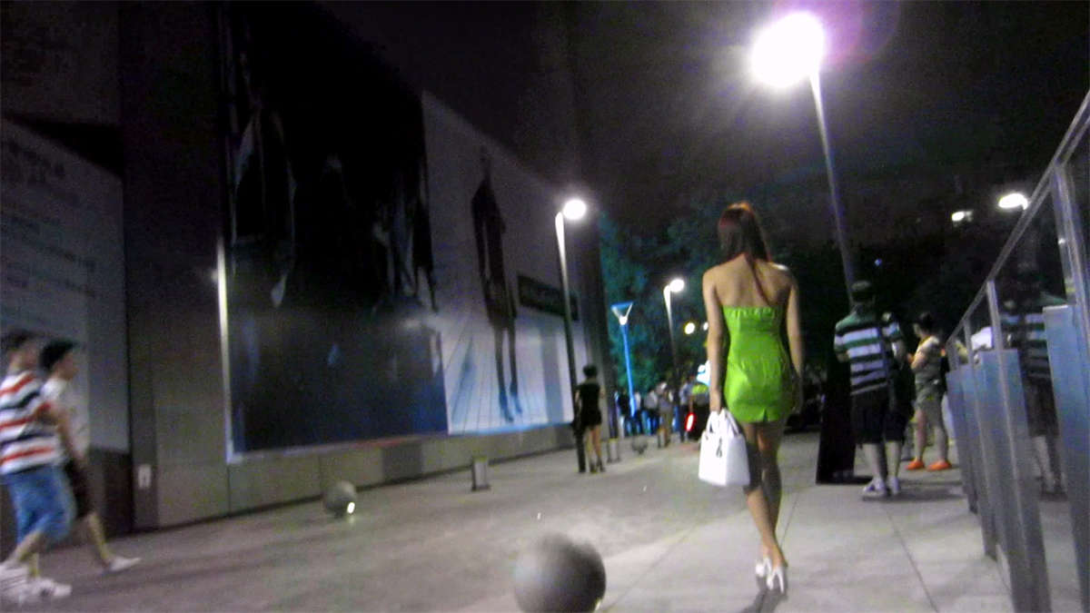 图片[2]-翘臀漏背绿裙白色高跟美女-日更街拍