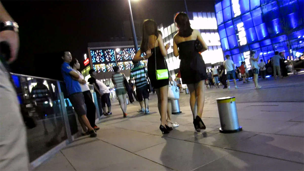翘臀漏背绿裙白色高跟美女-日更街拍