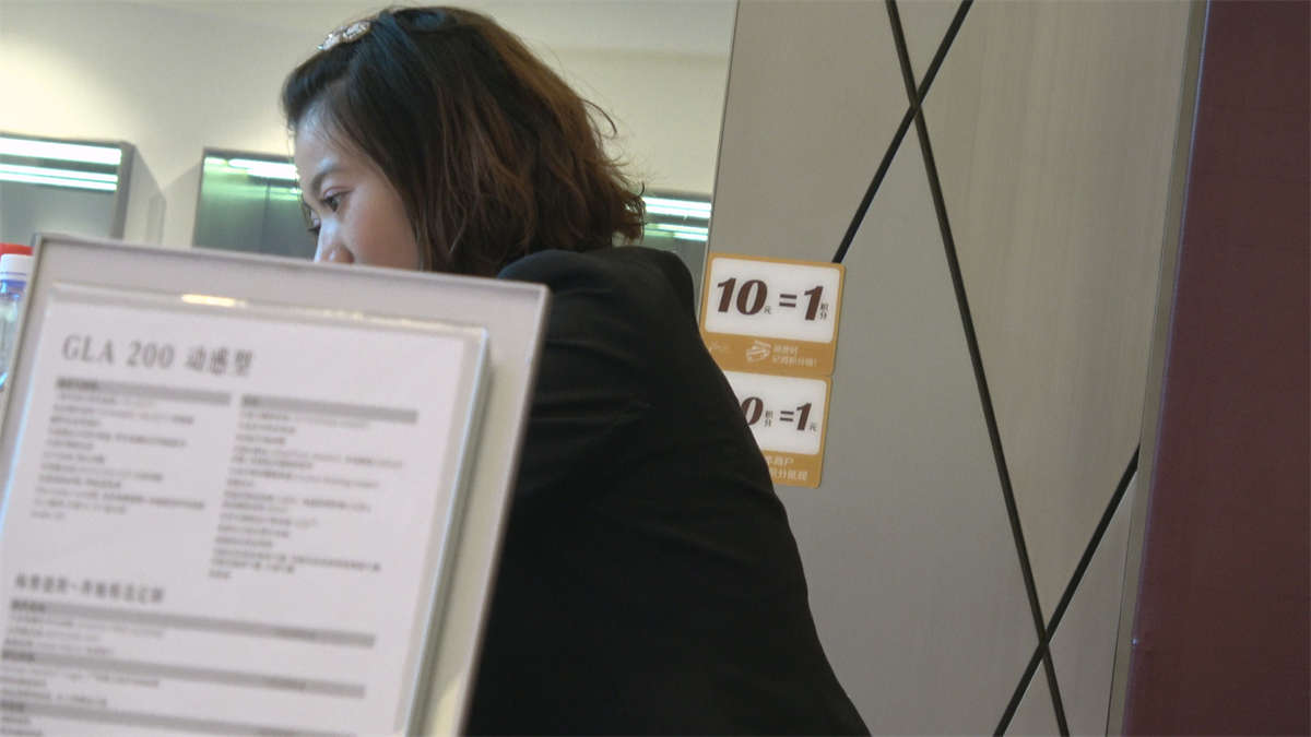 图片[2]-凳子下方的高跟鞋靓女-日更街拍