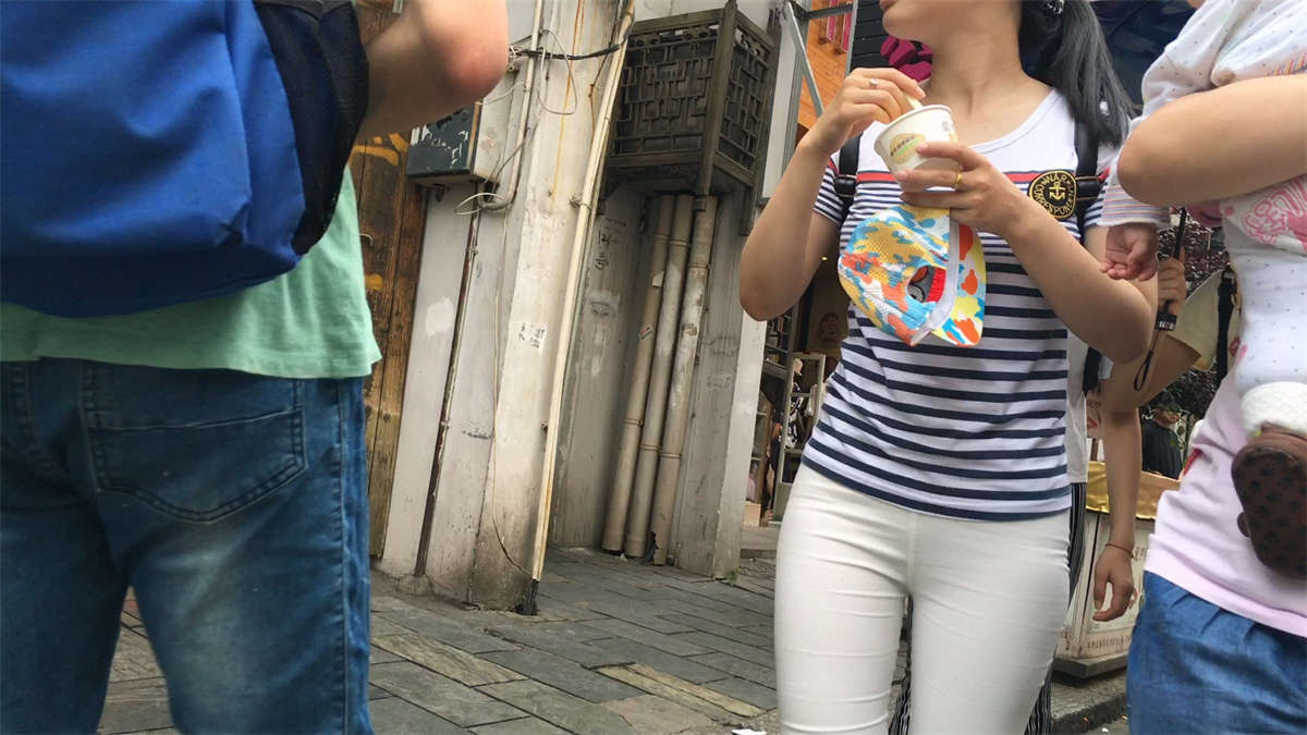 紧身白裤MM勒得也太紧了吧-日更街拍