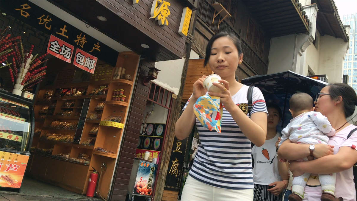 图片[2]-紧身白裤MM勒得也太紧了吧-日更街拍