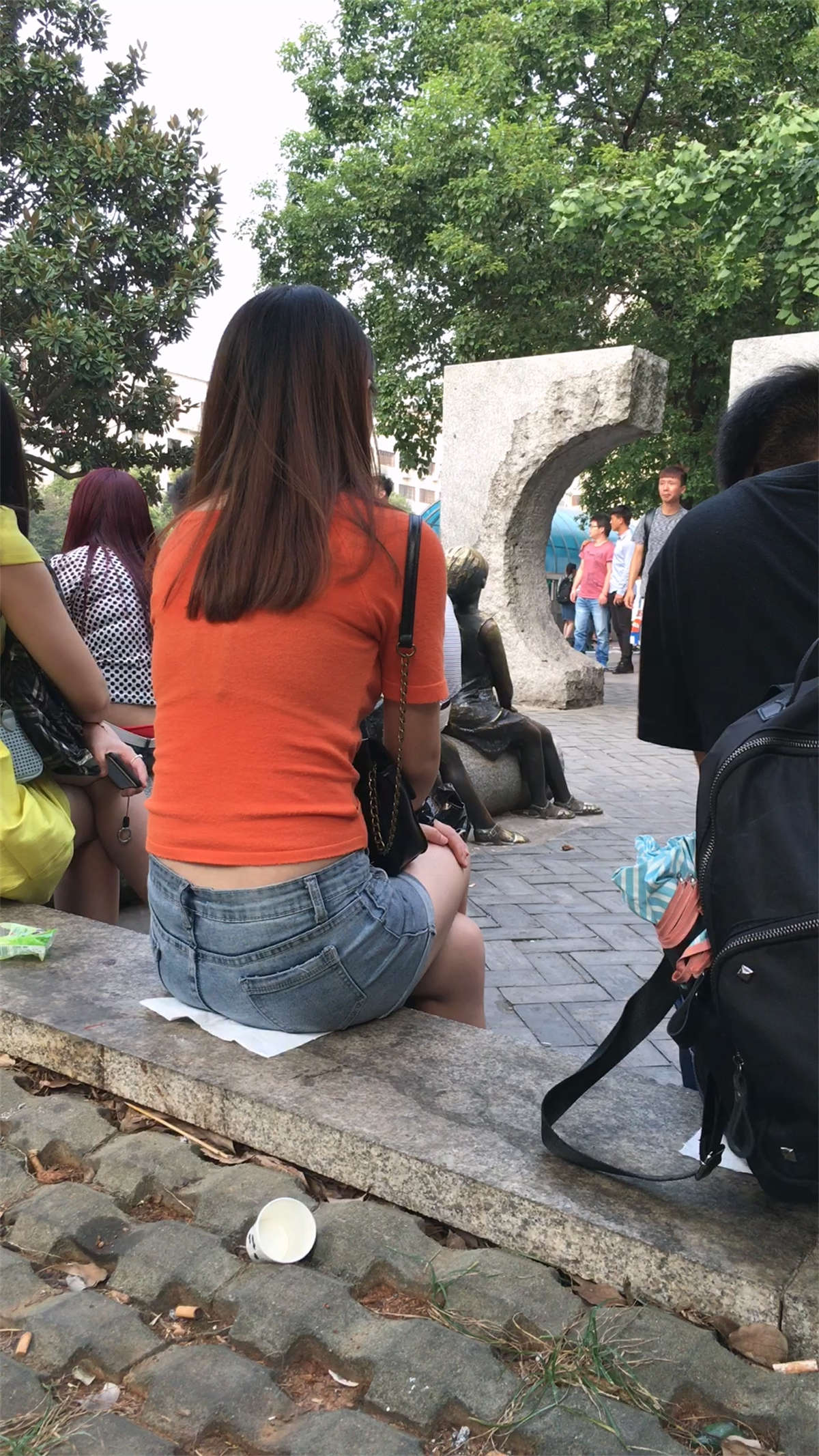 蓝色牛仔短裤白腿长发少妇-日更街拍