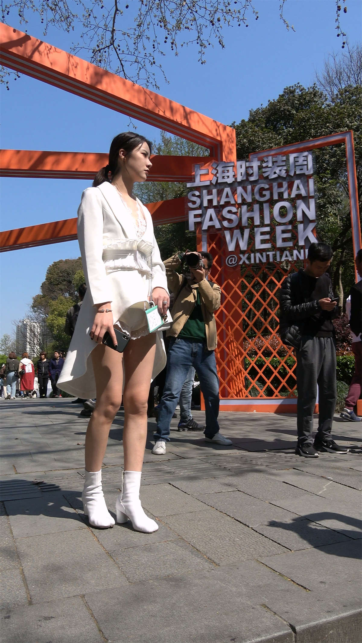 图片[2]-精致时尚的白短靴白衣女子-日更街拍