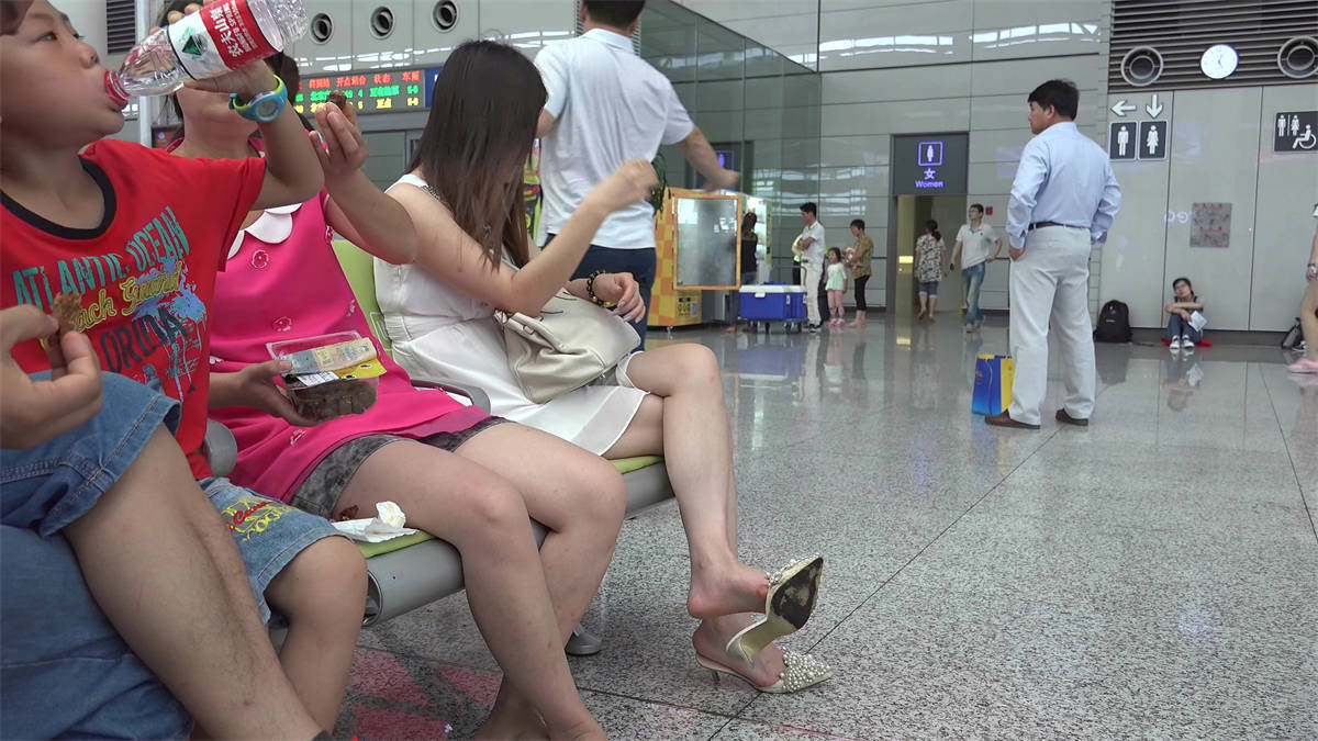 图片[2]-女人穿上这样的高跟凉拖，我就不信她会不玩鞋-日更街拍