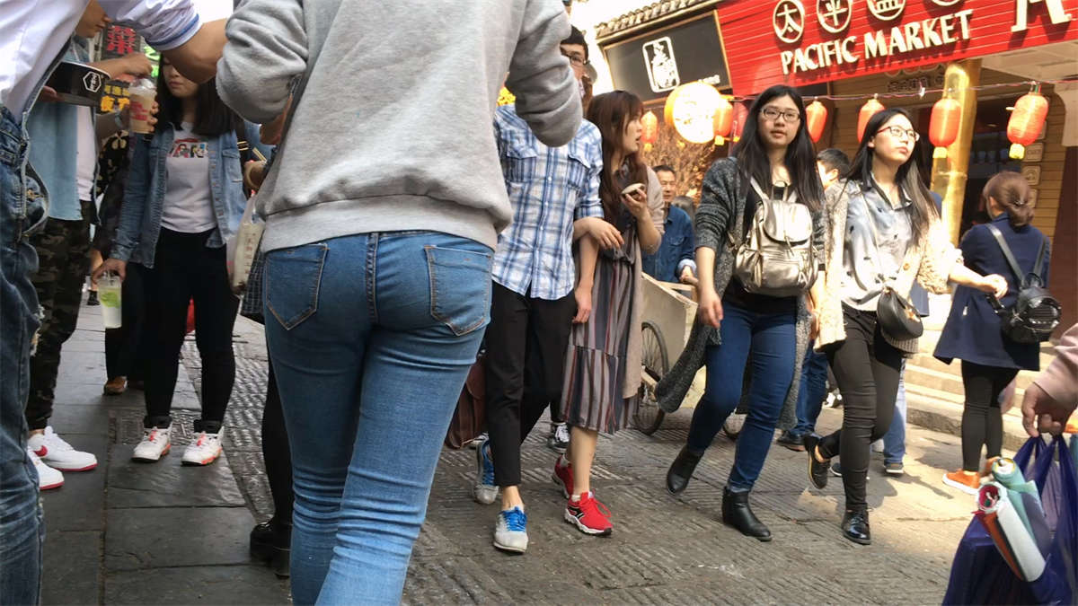 图片[2]-紧身蓝牛学妹屁屁结实紧绷-日更街拍