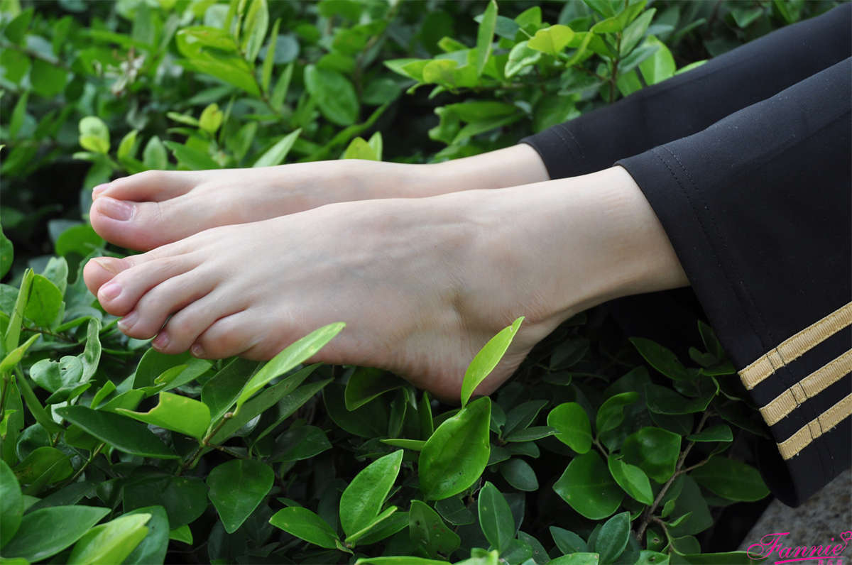 Fannie芬妮美足园NO.201 公园随拍裸足特写-日更街拍