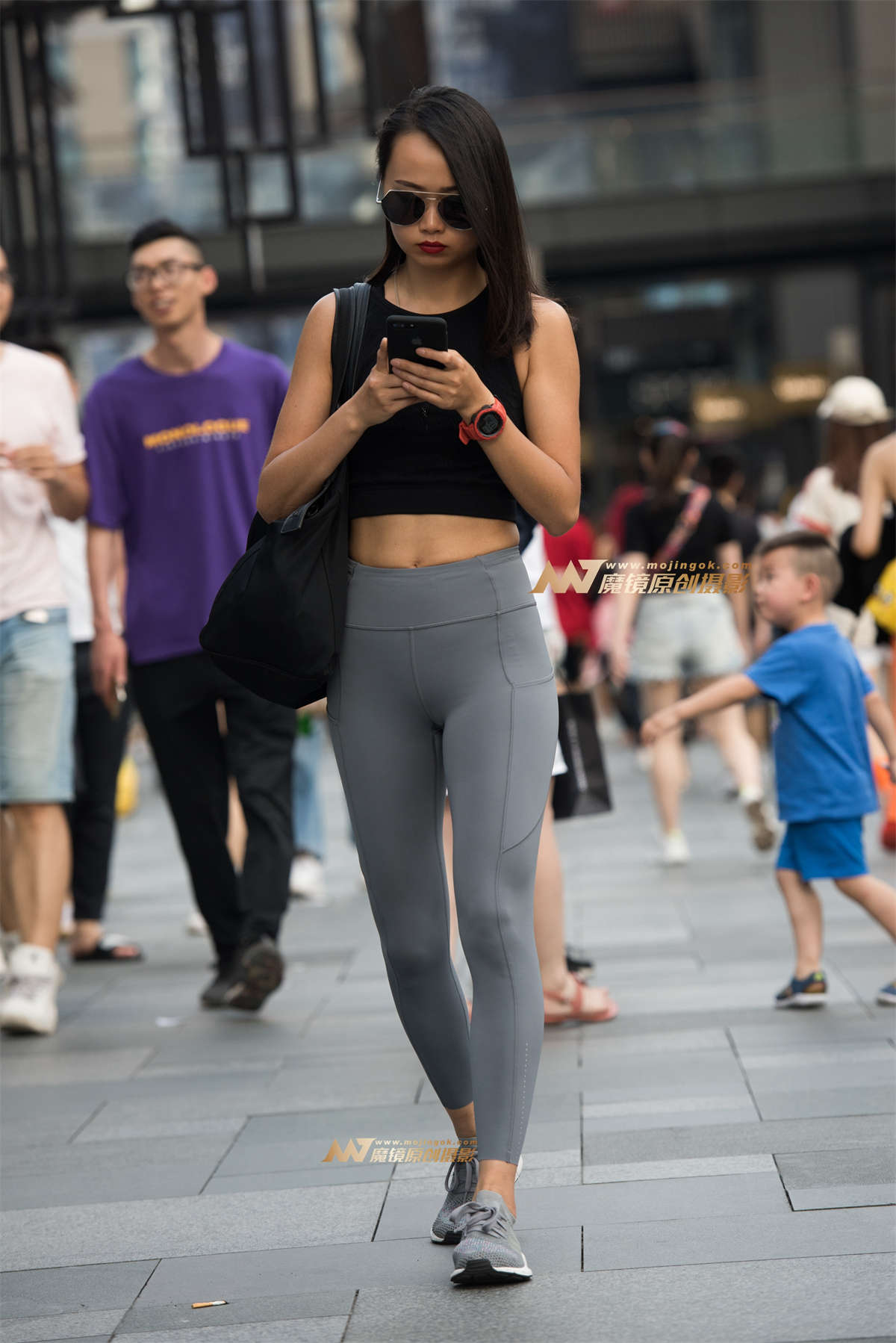 健身回来的小姐姐-日更街拍