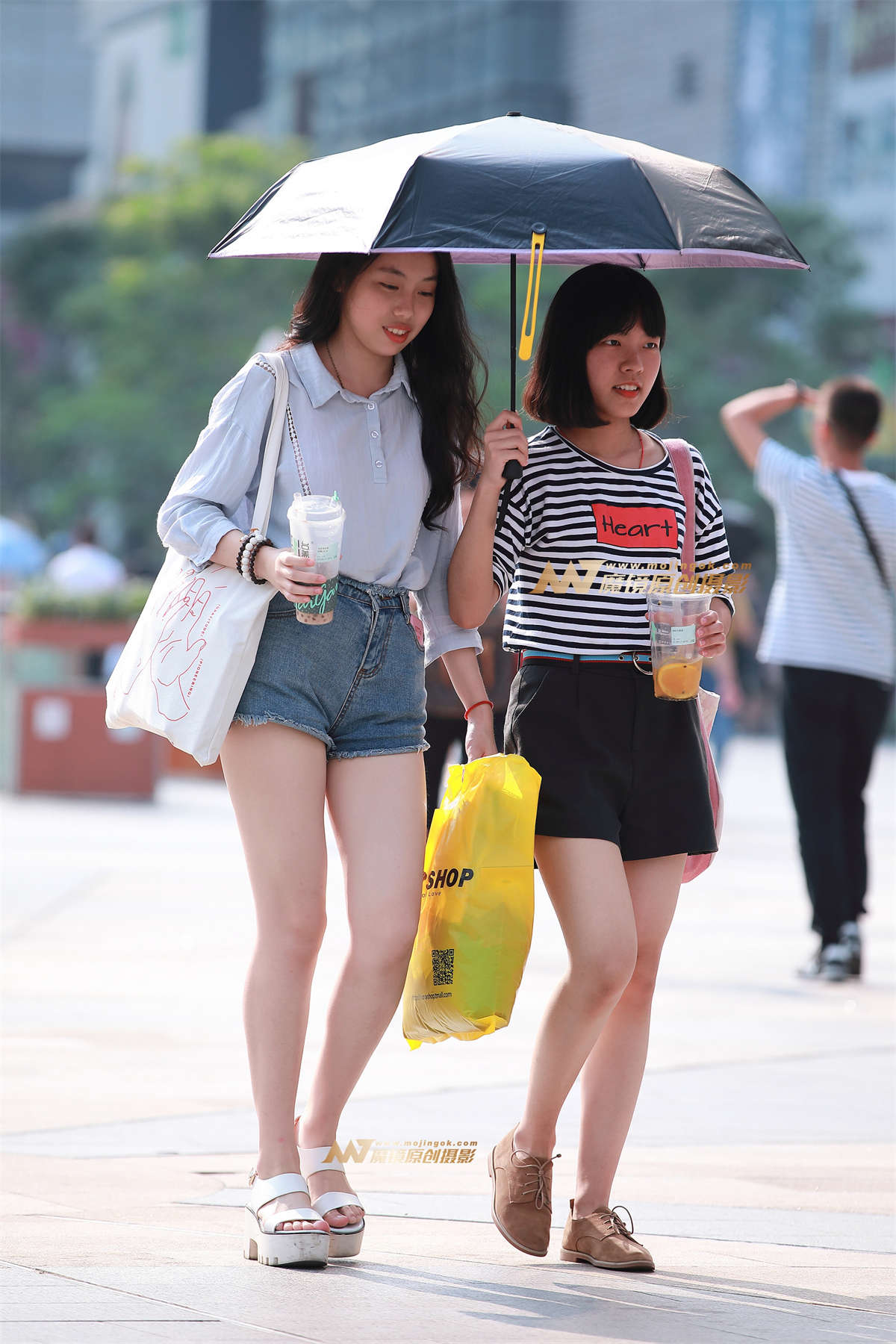 热裤，美腿，凉鞋-日更街拍