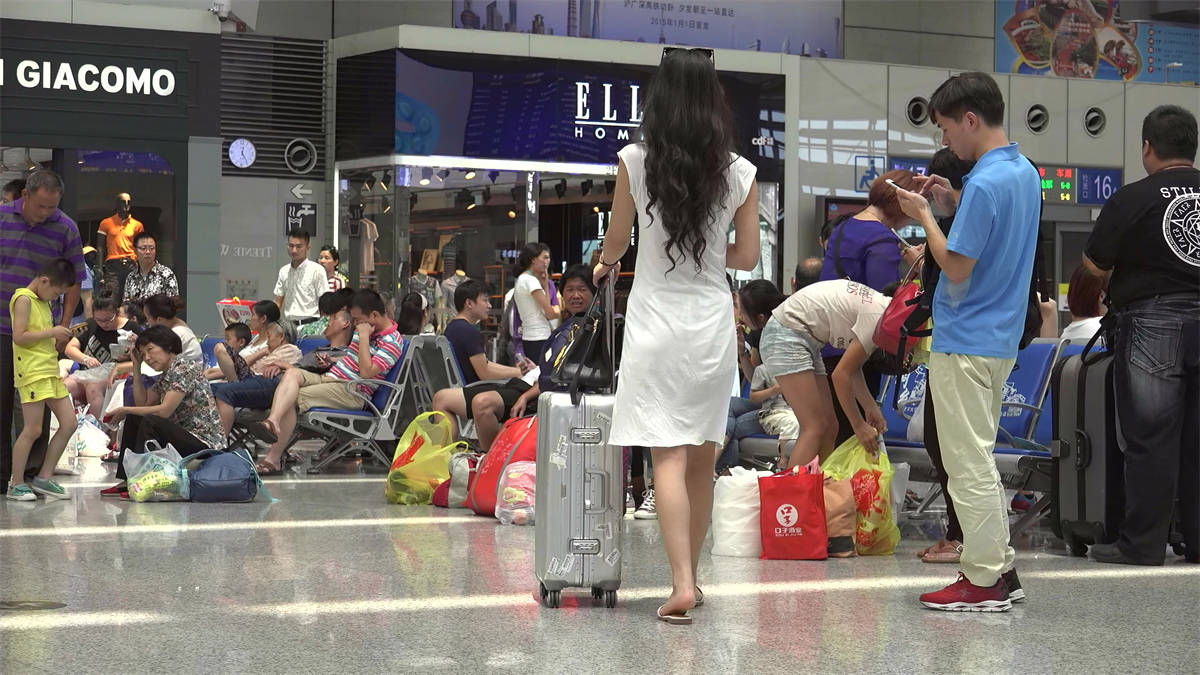 图片[2]-女神降临车站，尔等还不起身让座？-日更街拍