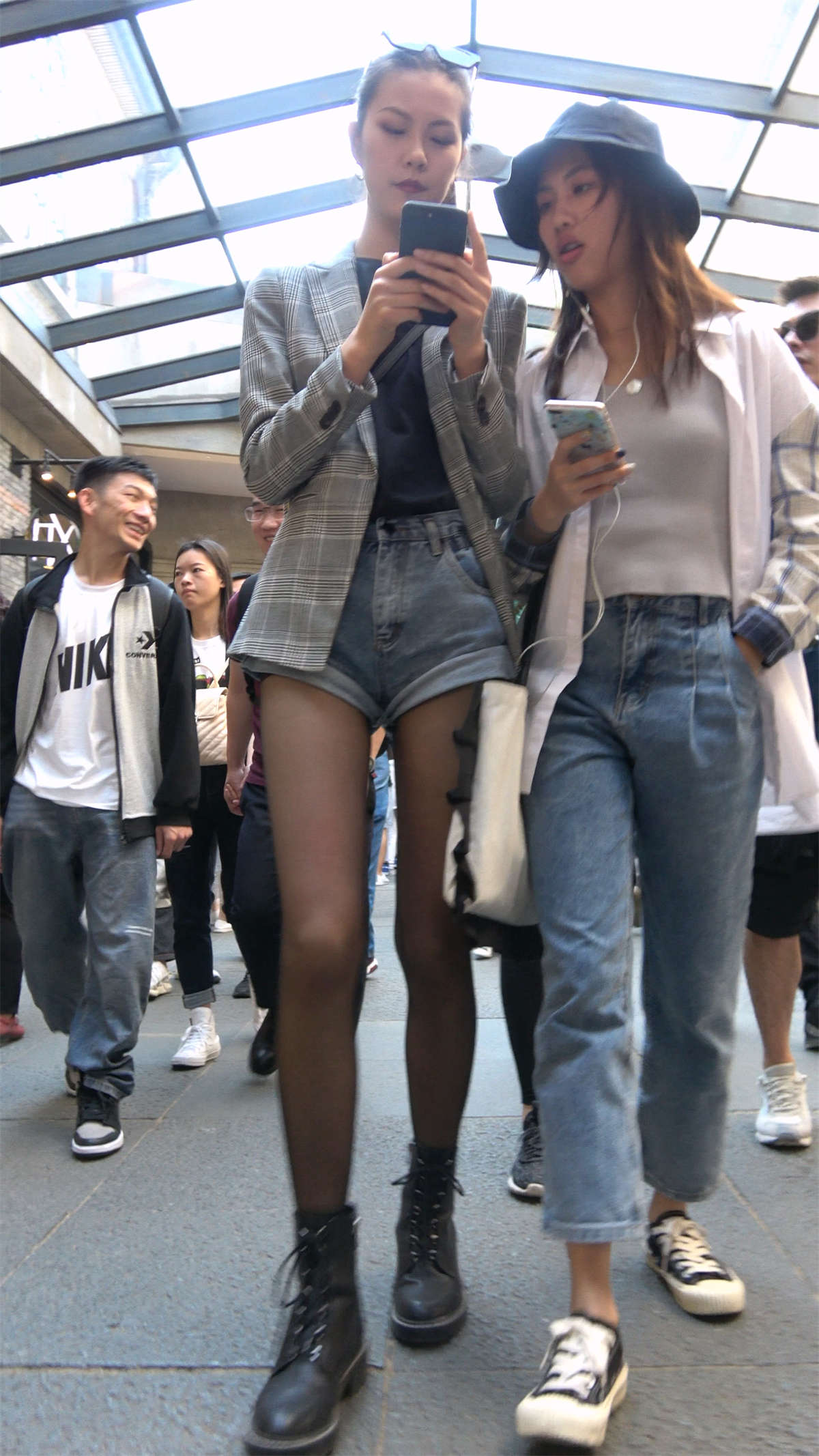 大长腿黑丝热裤美女-日更街拍