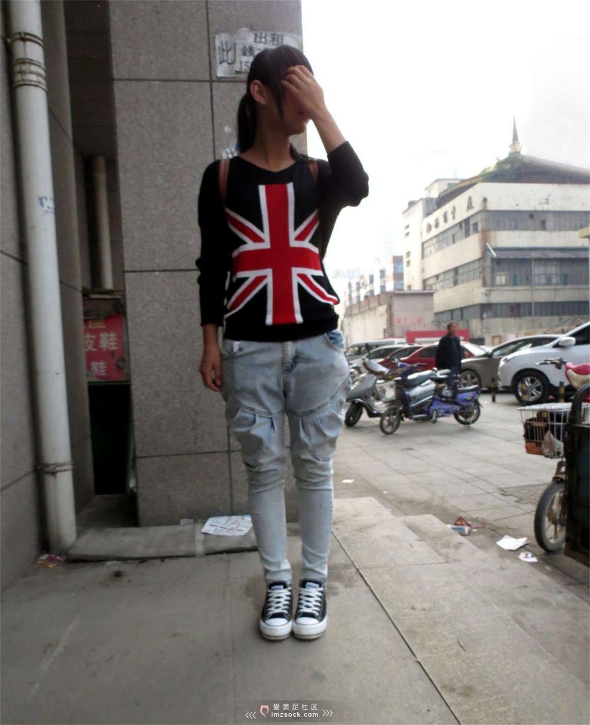 图片[2]-MZSOCK-2018 No.220 帆布鞋浅色牛仔裤裸足马尾小妹-日更街拍